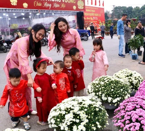 Nhiều gia đình ghi lại khoảnh khắc giữa không gian hoa xuân rực rỡ.