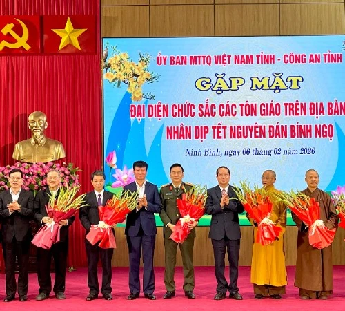 Lãnh đạo tỉnh Ninh Bình tặng hoa cho đại diện hai tôn giáo, Ủy ban Mặt trận Tổ quốc Việt Nam tỉnh và Công an tỉnh.