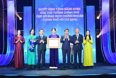 Phó Thủ tướng Hồ Đức Phớc và Bộ trưởng Tài chính Nguyễn Văn Thắng đã trao Bằng khen của Thủ tướng Chính phủ Phạm Minh Chính cho tập thể Sở Giao dịch Chứng khoán TP Hồ Chí Minh nhân kỷ niệm 25 năm thành lập...