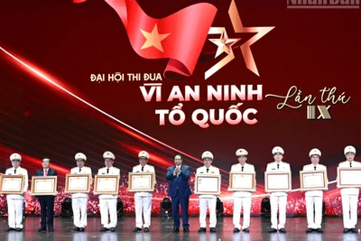 Thủ tướng Phạm Minh Chính trao tặng Danh hiệu Anh hùng Lực lượng vũ trang nhân dân và Huân chương Quân công hạng Nhất cho tập thể, cá nhân có thành tích xuất sắc.