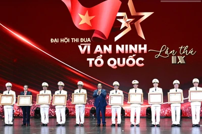 Thủ tướng Phạm Minh Chính trao danh hiệu Anh hùng lực lượng vũ trang và Huân chương Quân công.