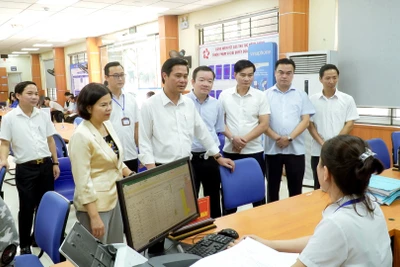 Đoàn công tác của tỉnh Bắc Ninh kiểm tra tình hình vận hành chính quyền địa phương 2 cấp tại phường Từ Sơn.