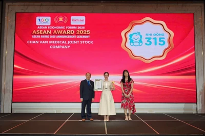 Đại diện Hệ thống y tế 315 trong buổi lễ trao Giải thưởng Doanh nghiệp tiêu biểu ASEAN 2025