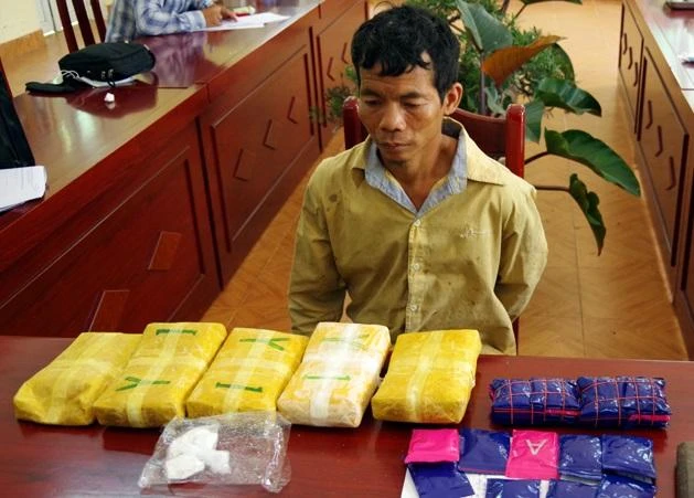 Đối tượng Quàng Văn Choi cùng tang vật khi bị lực lượng chức năng bắt giữ.