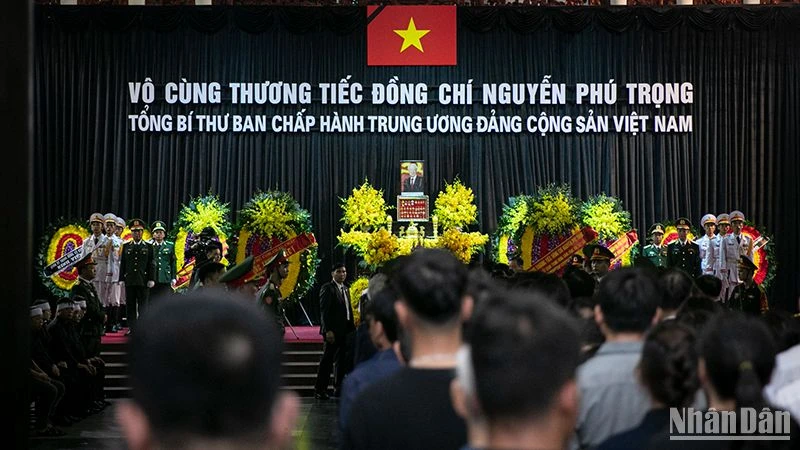 [Ảnh] Người dân xúc động khi vào viếng Tổng Bí thư Nguyễn Phú Trọng