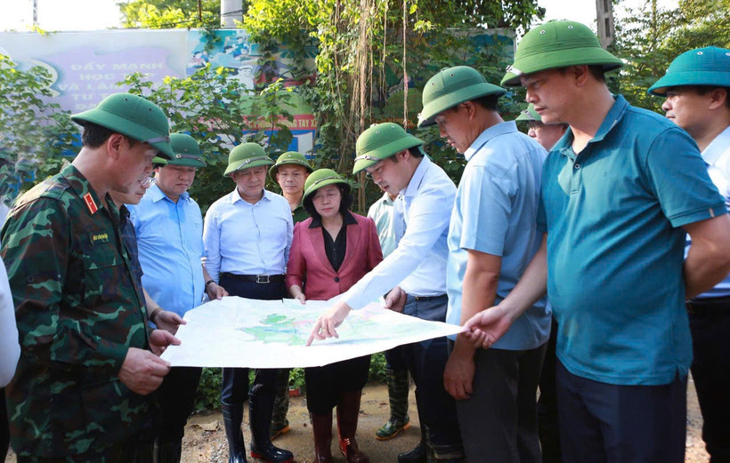 Lãnh đạo thành phố Hà Nội và Bộ Tư lệnh Thủ đô kiểm tra công tác ứng phó với mưa lũ sau bão số 11 tại xã Trung Giã.