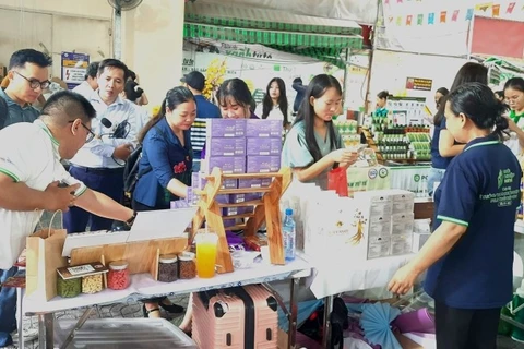 Nhiều người tiêu dùng đến với phiên chợ “Tết xanh-Quà Việt” Xuân Bính Ngọ 2026