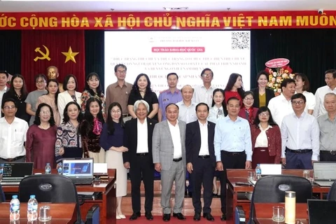 Các đại biểu tham dự Hội thảo chụp ảnh lưu niệm.