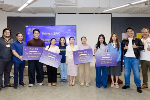 Tiến sĩ Đinh Vũ Trang Ngân, Hiệu trưởng Trường đại học Fulbright Việt Nam cùng các gương mặt đầu tiên được trao giải thưởng từ The Fulbright EPIC.