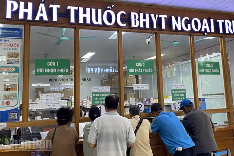 Người dân khám, chữa bệnh bảo hiểm y tế thực hiện lĩnh thuốc theo đơn tại bệnh viện. (Ảnh: ĐỖ THOA)