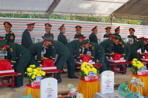 Lễ an táng các hài cốt liệt sĩ. (Ảnh: BÁO NHÂN DÂN)