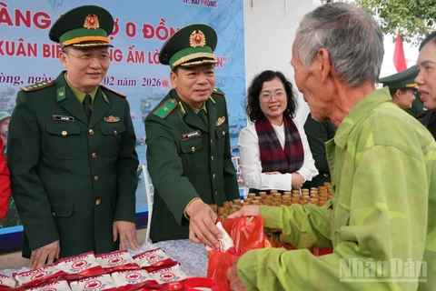 Thiếu tướng Nguyễn Văn Thiện, Phó Tư lệnh Bộ đội Biên phòng và lãnh đạo Bộ đội Biên phòng Hải Phòng trao nhu yếu phẩm tại gian hàng “0 đồng” cho nhân dân.