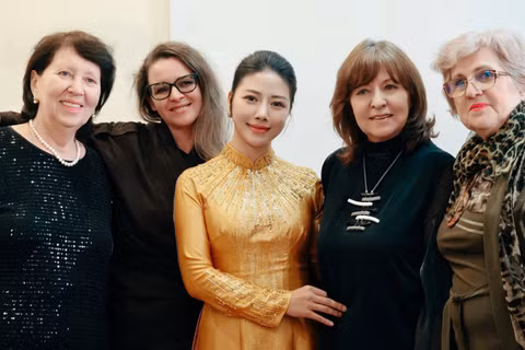 Nguyễn Bảo Yến (áo vàng) và các thành viên Hội đồng đánh giá luận án và các giảng viên hướng dẫn của Nhạc viện Quốc gia Ural M.P.Mussorgsky.