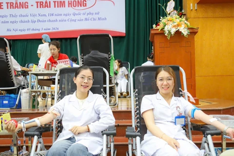 Những “bóng hồng blouse trắng” lặng lẽ trao đi những giọt máu hồng, tiếp thêm hy vọng sống cho bệnh nhân.