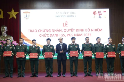 Giáo sư, Tiến sĩ Lê Quang Cường, Phó Chủ tịch Hội đồng Giáo sư Nhà nước trao Chứng nhận cho các nhà giáo của Học viện Quân y đạt tiêu chuẩn chức danh Giáo sư, Phó Giáo sư năm 2025.