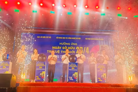 Các đại biểu thực hiện nghi thức phát động hưởng ứng Ngày Sở hữu trí tuệ thế giới 26/4. (Ảnh: BÍCH LIÊN)