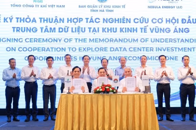 Đại diện PV GAS, Ban Quản lý Khu kinh tế tỉnh Hà Tĩnh và Nebula Energy ký thỏa thuận hợp tác. 