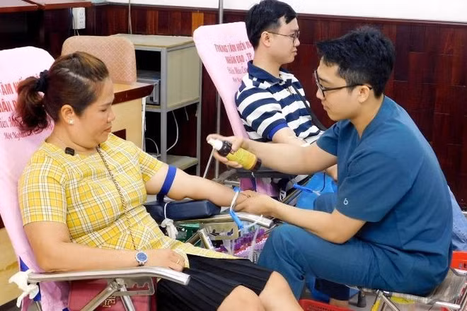 Những tình nguyện viên hiến máu trong Chương trình Ngày hội hiến máu thành phố.