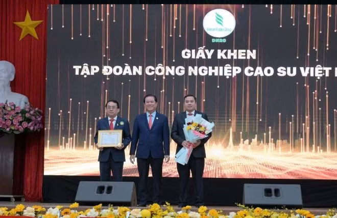 Lãnh đạo Tổng Công ty Cao-su Đồng Nai nhận giấy khen của Tập đoàn Công nghiệp Cao-su Việt Nam.