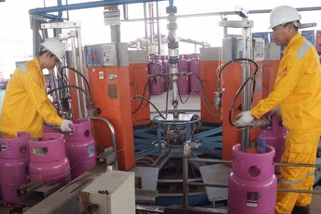 Công nhân chiết nạp gas tại Công ty PV GAS LPG miền nam.