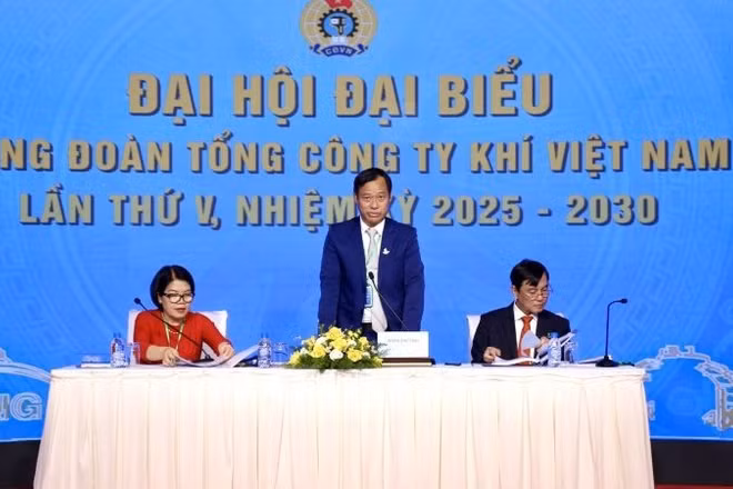 Đoàn Chủ tịch điều hành đại hội.