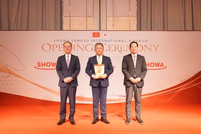 Lãnh đạo Công ty Trách nhiệm hữu hạn Showa Sangyo International Việt Nam giới thiệu sản phẩm bột chiên tempura Showa sản xuất tại Việt Nam.