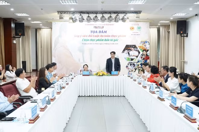 Quang cảnh tọa đàm “Góp ý sửa đổi Luật An toàn thực phẩm: Chặn thực phẩm bẩn từ gốc”. (Ảnh: Thuận Văn)
