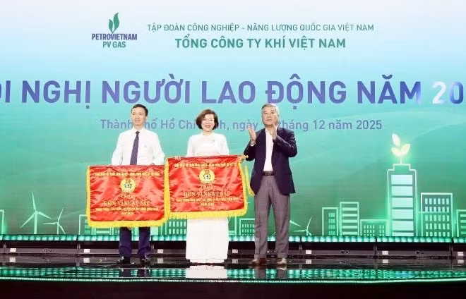 Đồng chí Đỗ Chí Thanh - Phó Tổng Giám đốc Petrovietnam trao cờ thi đua của Công đoàn Petrovietnam cho các tập thể của PV GAS.