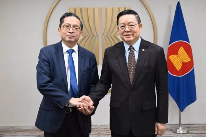 Ông Trần Kim Chung-Chủ tịch CT Group (trái) cùng Tiến sĩ Kao Kim Hourn-Tổng Thư ký ASEAN (phải) tại trụ sở Ban Thư ký ASEAN (Jakarta, Indonesia)
