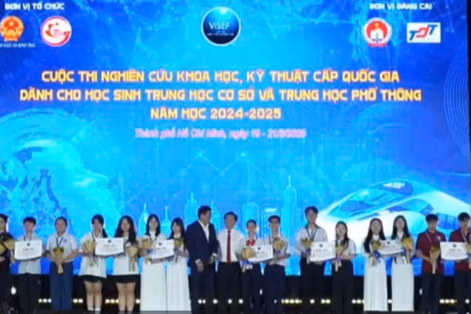 Các học sinh nhận giải tại Cuộc thi nghiên cứu khoa học, kỹ thuật cấp quốc gia học sinh trung học cơ sở và trung học phổ thông năm học 2024-2025. (Ảnh: CAO TÂN)