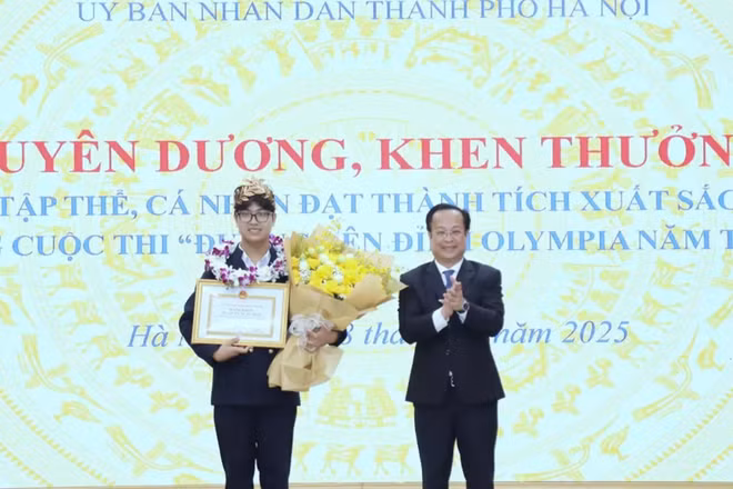 Giám đốc Sở Giáo dục và Đào tạo Hà Nội Trần Thế Cương chúc mừng Trần Bùi Bảo Khánh (Ảnh: Sở Giáo dục và Đào tạo Hà Nội)