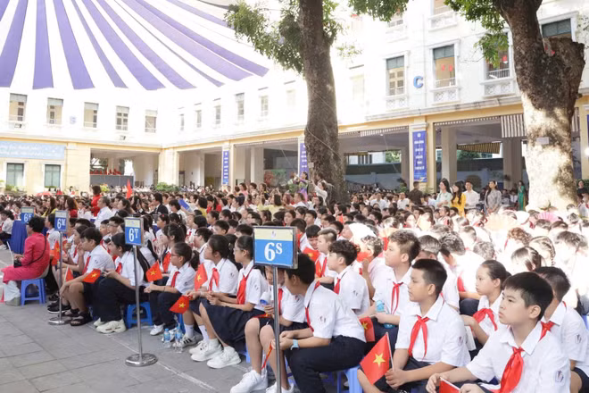 Học sinh Trường trung học cơ sở Trưng Vương đón năm học mới. (Ảnh: NGUYÊN ANH)
