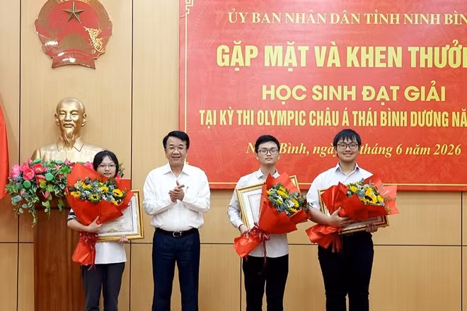 Ba học sinh: Nguyễn Khánh Phúc, Nguyễn Thị Bích Ngọc, Bùi Anh Tú nhận Bằng khen của Chủ tịch Ủy ban nhân dân tỉnh. 