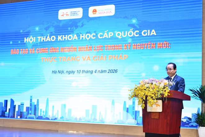 Phó Giáo sư, Tiến sĩ Vũ Ngọc Khiêm, Phó Hiệu trưởng Trường đại học Công nghệ Giao thông vận tải phát biểu tại khai mạc hội thảo