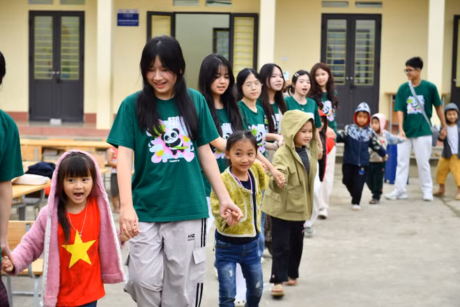 Những học sinh trung học từ Hà Nội đem đến niềm vui cho các em nhỏ điểm trường Lũng Hoài.