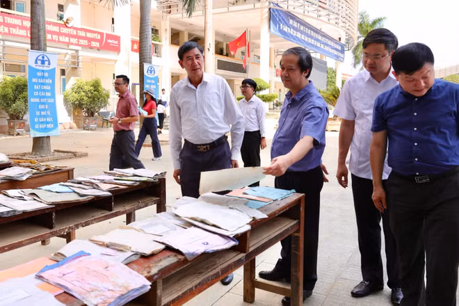 Nhiều sách vở, tài liệu bị hư hỏng do mưa lũ, úng ngập. Trong ảnh: Bộ trưởng Giáo dục và Đào tạo Nguyễn Kim Sơn tới thăm Trường trung học phổ thông chuyên Thái Nguyên