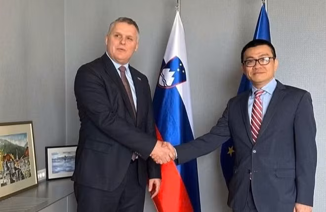Đại sứ Việt Nam tại Áo và Slovenia Vũ Lê Thái Hoàng (bên phải ảnh) và Bộ trưởng Môi trường, Khí hậu và Năng lượng Slovenia Bojan Kumer