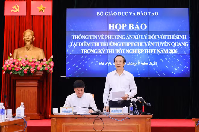 Lãnh đạo Bộ Giáo dục và Đào tạo thông tin về phương án xử lý đối với thí sinh Điểm thi Trường trung học phổ thông chuyên tỉnh Tuyên Quang tại Kỳ thi tốt nghiệp trung học phổ thông năm 2026 tại Họp báo sáng 5/8. (Ảnh: NGUYỄN MẠNH)