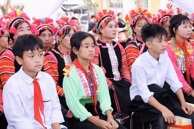 Học sinh, người dân tại điểm Trường phổ thông nội trú liên cấp Hua Bum, tỉnh Lai Châu. (Ảnh minh họa: Bộ Giáo dục và Đào tạo)