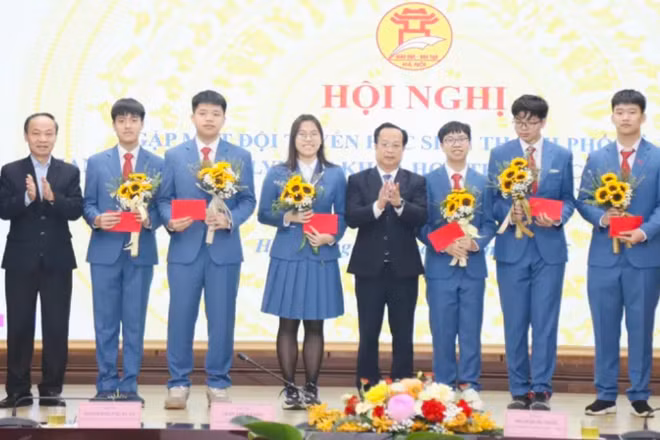 Phó Chủ tịch Thường trực Hội đồng nhân dân thành phố Hà Nội, nguyên Giám đốc Sở Giáo dục và Đào tạo Hà Nội Trần Thế Cương cùng lãnh đạo Sở Giáo dục và Đào tạo Hà Nội tặng hoa cho 6 học sinh đội tuyển IJSO 2025 (Ảnh: Sở GDĐT Hà Nội)
