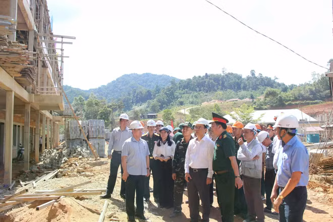 Bộ trưởng Giáo dục và Đào tạo Hoàng Minh Sơn cùng Đoàn công tác kiểm tra tiến độ xây trường nội trú biên giới xã Hùng Sơn.