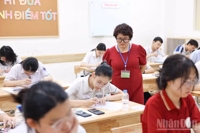 Trong phòng thi môn Toán kỳ thi tuyển sinh vào lớp 10 tại điểm thi Trường trung học cơ sở Ngô Sĩ Liên. (Ảnh: ĐẠI THẮNG)