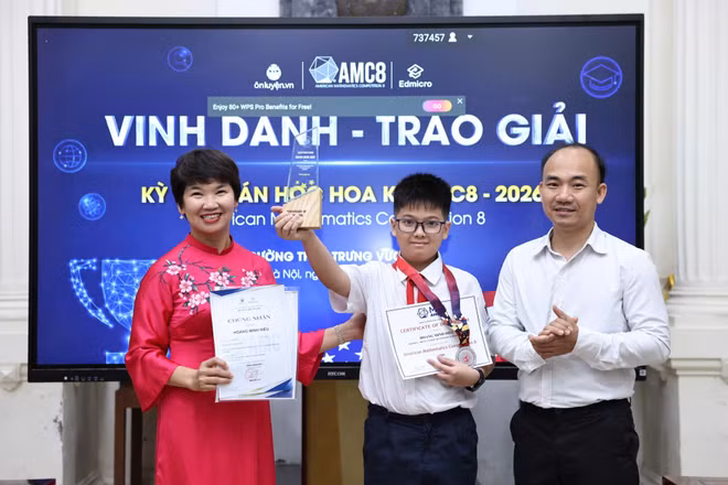 Hoàng Minh Hiếu (giữa ảnh), học sinh lớp 6 Trường trung học cơ sở Trưng Vương đạt điểm tuyệt đối (D-Distinction) kỳ thi Toán học Hoa Kỳ AMC 8. (Ảnh: ĐẠI THẮNG)