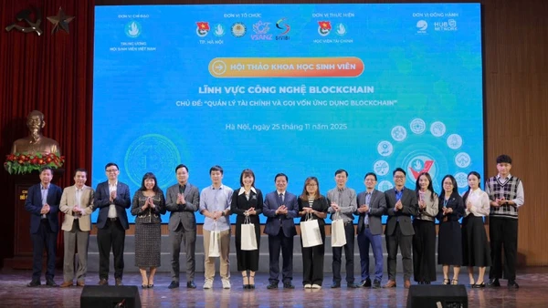 Các chuyên gia và sinh viên tham dự Hội thảo "Quản lý tài chính và gọi vốn ứng dụng Blockchain".
