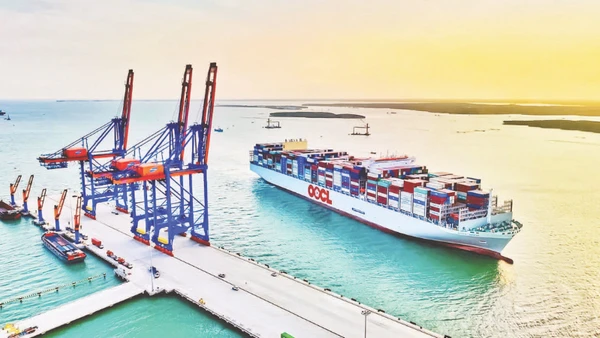 11 tháng năm 2025, kim ngạch xuất, nhập khẩu hàng hóa bứt phá, hướng tới đạt kỷ lục mới. (Ảnh: THẾ ANH)