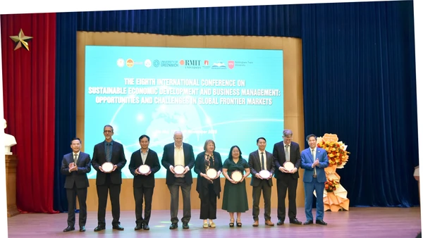 Các diễn giả tham dự Hội thảo quốc tế "Phát triển kinh tế bền vững và quản trị kinh doanh: Cơ hội và thách thức tại các thị trường cận biên toàn cầu" (SEDBM-2025).