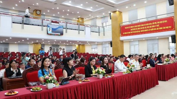 Hội nghị “Triển khai giải pháp hỗ trợ hộ kinh doanh chuyển đổi mô hình từ thuế khoán sang kê khai và chuyển đổi lên doanh nghiệp trên địa bàn thành phố Hà Nội”, tổ chức ngày 10/11 tại Hà Nội.