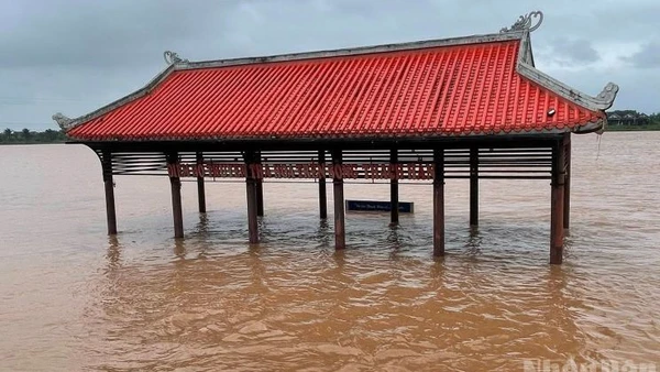 Đến chiều 28/10, mực nước trên sông Thạch Hãn đoạn qua phường Quảng Trị đạt 4,54m, vượt báo động 2 là 0,04mm.