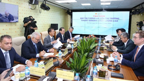 Các đại biểu tham gia buổi tọa đàm.