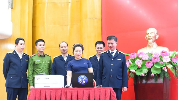 Đại diện cơ quan Thuế thành phố Hà Nội hỗ trợ các hộ kinh doanh tháo gỡ khó khăn và hướng dẫn thực thi các chính sách thuế mới. 